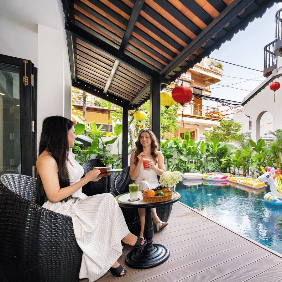 Khách sạn boutique Hội An, khách sạn trong phố cổ Hội An, khách sạn phong cách Đông Dương ở Hội An, khách sạn ở Hội An có quán cà phê, khách sạn ở Hội An gần Chùa Cầu, khách sạn trung tâm Hội An, khách sạn ở Hội An có ban công, khách sạn phong cách ở Hội An, trải nghiệm lưu trú độc đáo ở Hội An, chỗ ở boutique tốt nhất tại Hội An