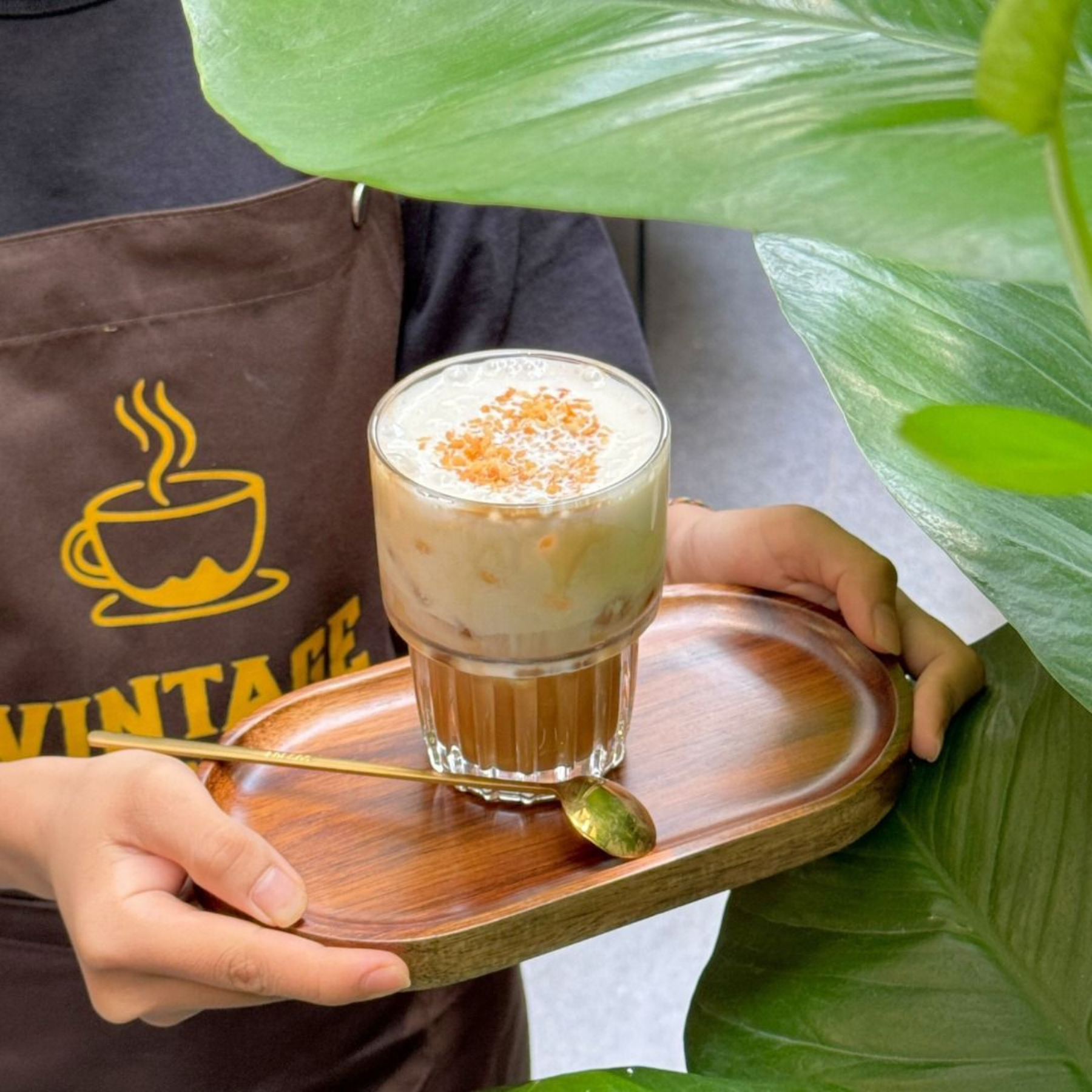 Quán cafe vintage, cafe phong cách cổ điển, quán cafe đẹp tại Vinhomes Grand Park, cafe view đẹp Quận 9, quán cafe gần đây, cafe vintage Vinhomes Grand Park, cafe không gian xanh, quán cafe check in đẹp, cafe bánh ngọt Sài Gòn, quán cafe chill Sài Gòn