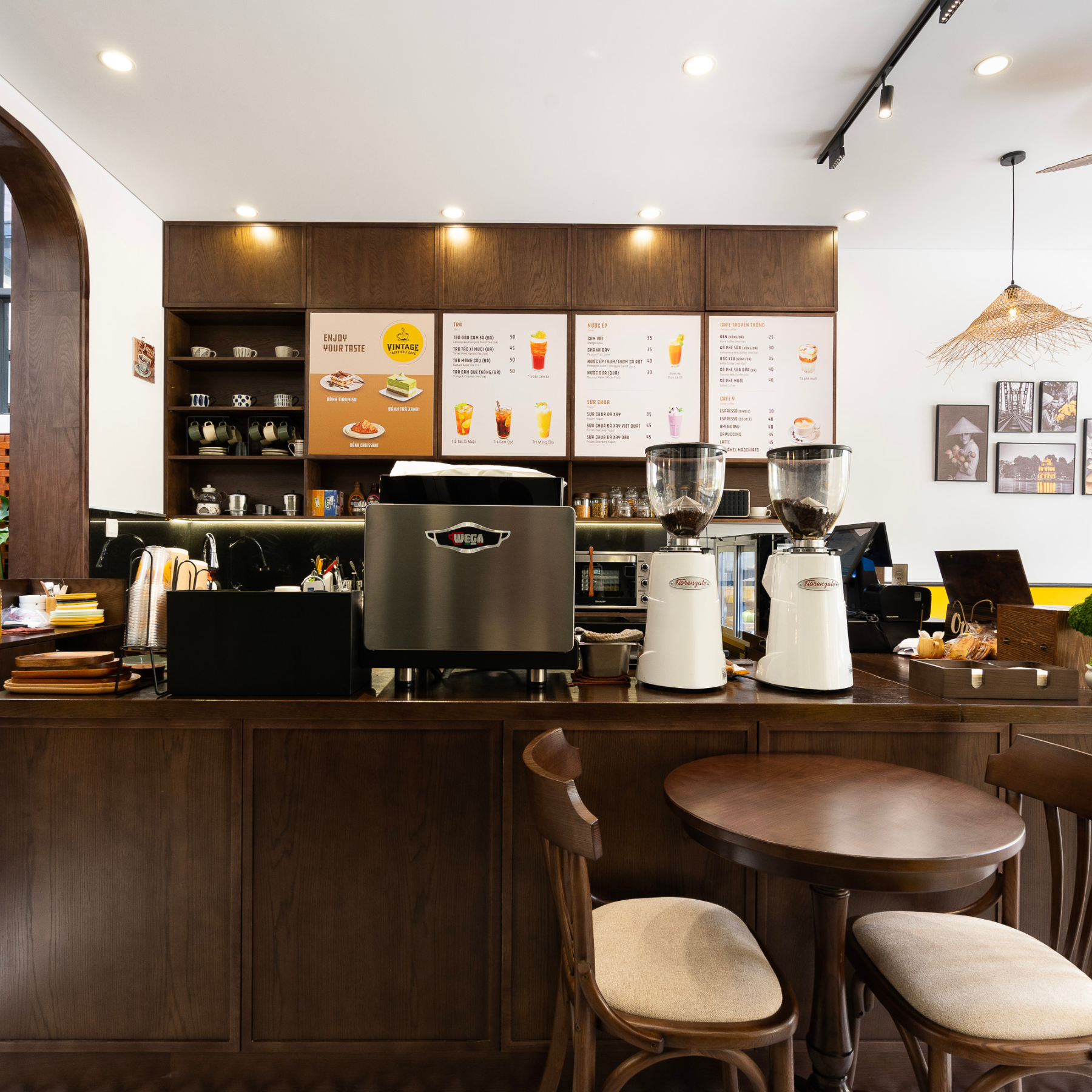 Quán cafe vintage, cafe phong cách cổ điển, quán cafe đẹp tại Vinhomes Grand Park, cafe view đẹp Quận 9, quán cafe gần đây, cafe vintage Vinhomes Grand Park, cafe không gian xanh, quán cafe check in đẹp, cafe bánh ngọt Sài Gòn, quán cafe chill Sài Gòn